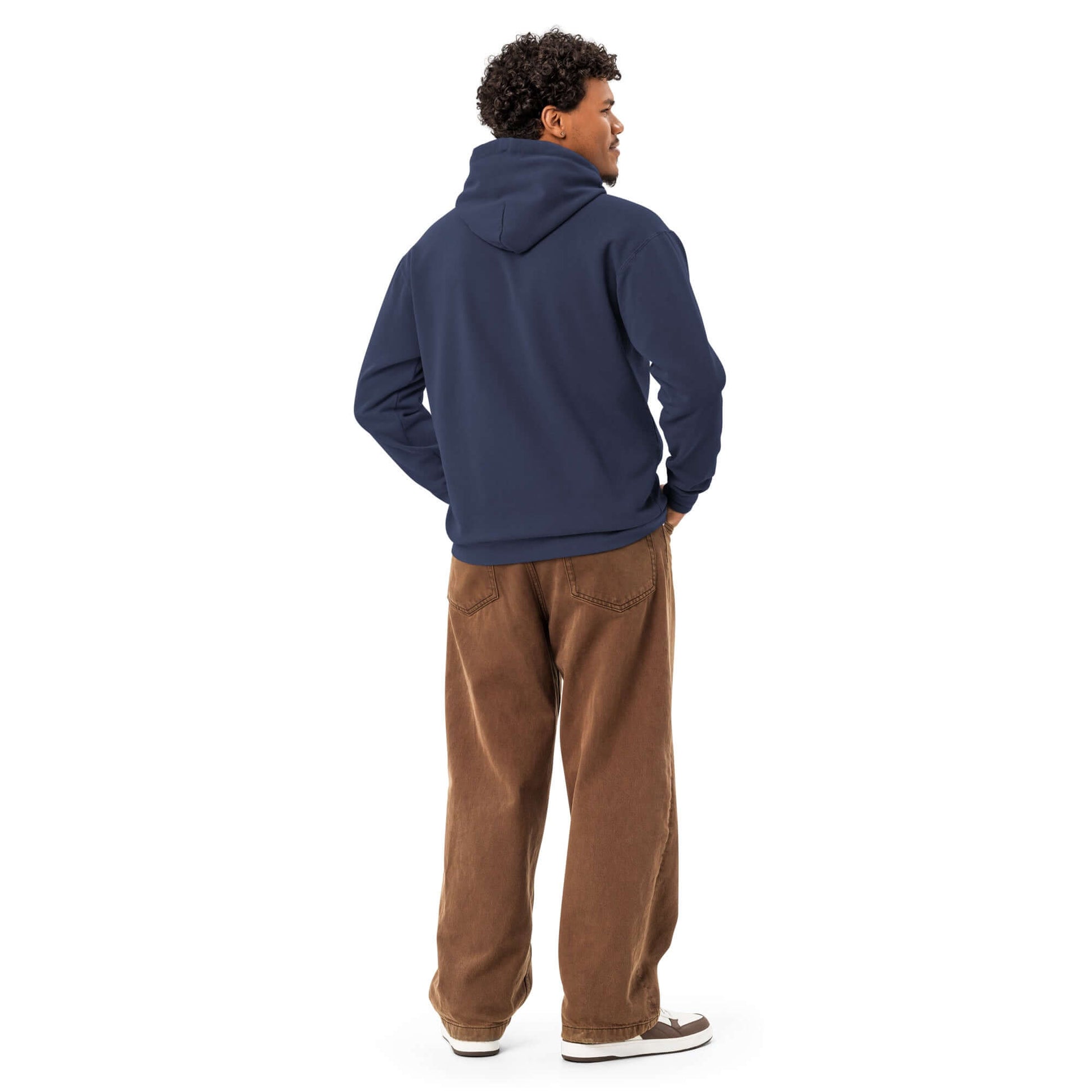 Rückansicht eines Mannes in einem textilgefärbten Unisex-Hoodie, marineblau, perfekt für Komfort und Stil.
