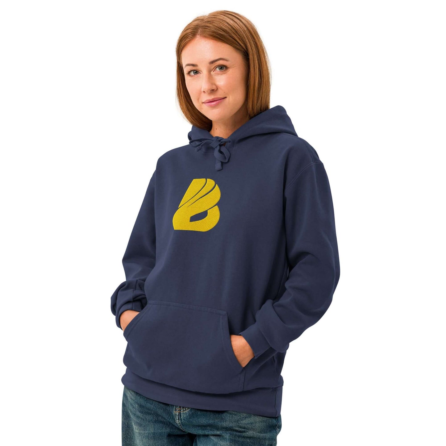 Frau trägt Textilgefärbter Unisex-Hoodie in Dunkelblau mit gelbem Logo-Design