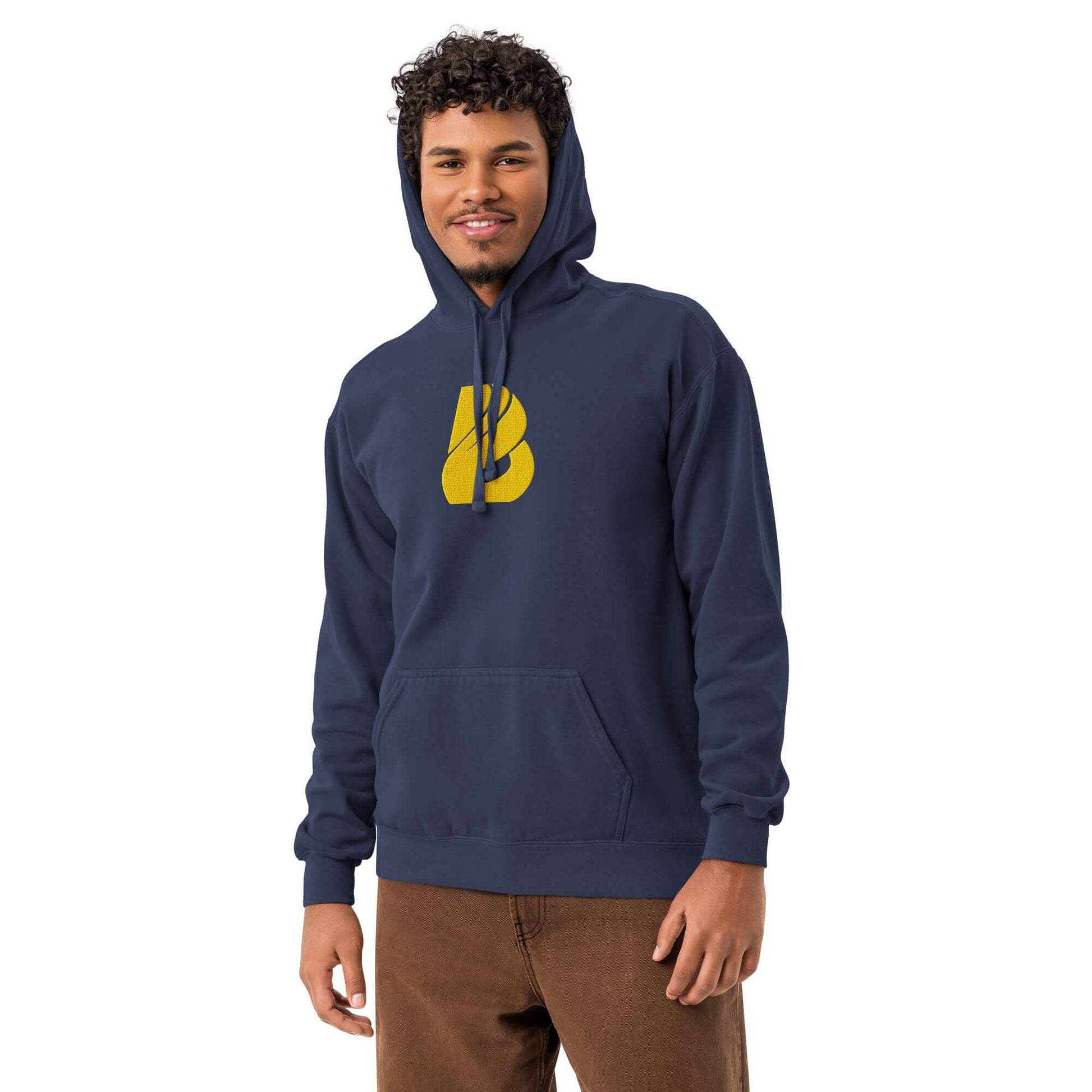 Textilgefärbter Unisex-Hoodie in Blau mit gelbem Logo, getragen von einem lächelnden Mann, ideal zum Entspannen. Baumwollmischung.