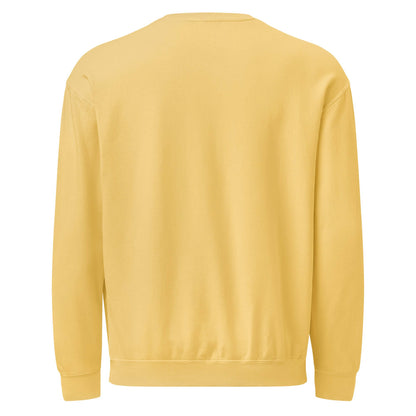Leichter textilgefärbter Unisex-Fleece-Pullover mit Rundhalsausschnitt in Vintage-Gelb, ideal für den Alltag.