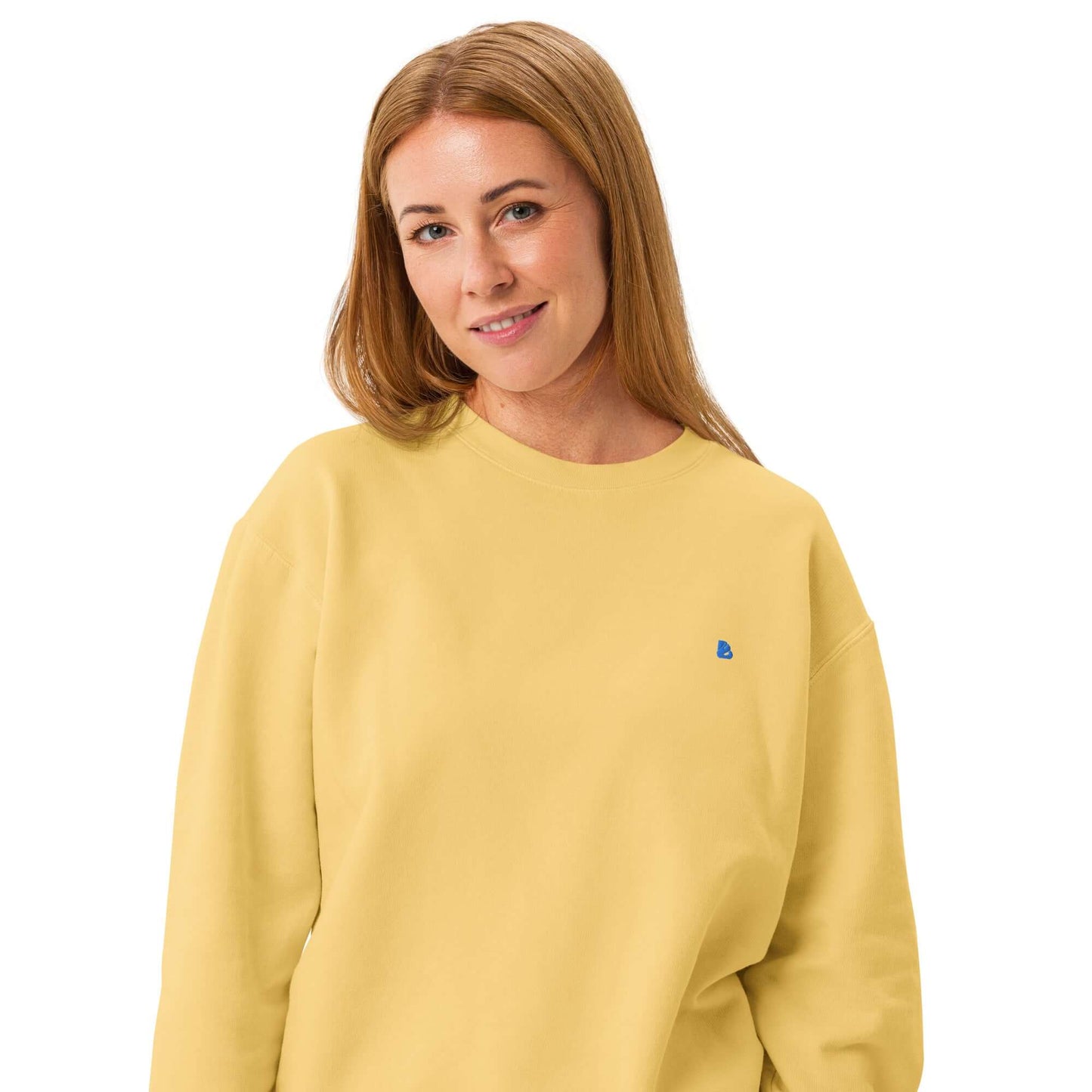 Leichter textilgefärbter Unisex-Fleece-Pullover mit Rundhalsausschnitt in Gelb, getragen von einer Person, ideal für Alltag und Komfort.
