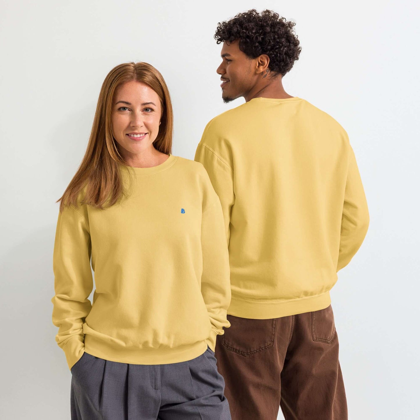 Zwei Personen tragen einen leichten textilgefärbten Unisex-Fleece-Pullover mit Rundhalsausschnitt in Vintage-Optik, Vorder- und Rückansicht.