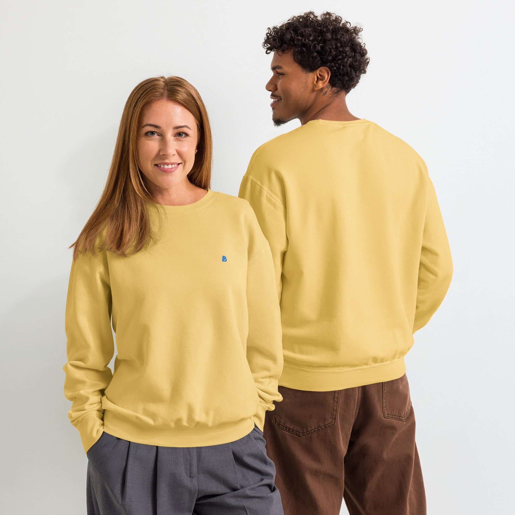 Zwei Personen tragen einen leichten textilgefärbten Unisex-Fleece-Pullover mit Rundhalsausschnitt in Vintage-Optik, Vorder- und Rückansicht.