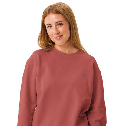Leichter textilgefärbter Unisex-Fleece-Pullover mit Rundhalsausschnitt in einem Vintage-Look, getragen von einer Frau.
