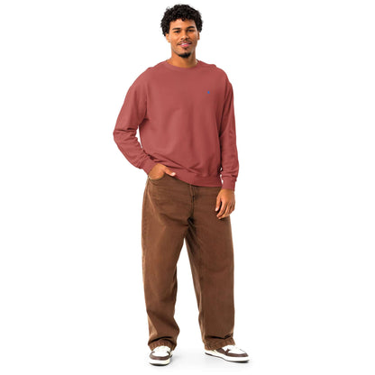 Leichter textilgefärbter Unisex-Fleece-Pullover mit Rundhalsausschnitt in Vintage-Look, getragen von einer Person vor neutralem Hintergrund.