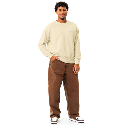 Model trägt leichten textilgefärbten Unisex-Fleece-Pullover mit Rundhalsausschnitt, beiges Design für täglichen Komfort und Vintage-Look