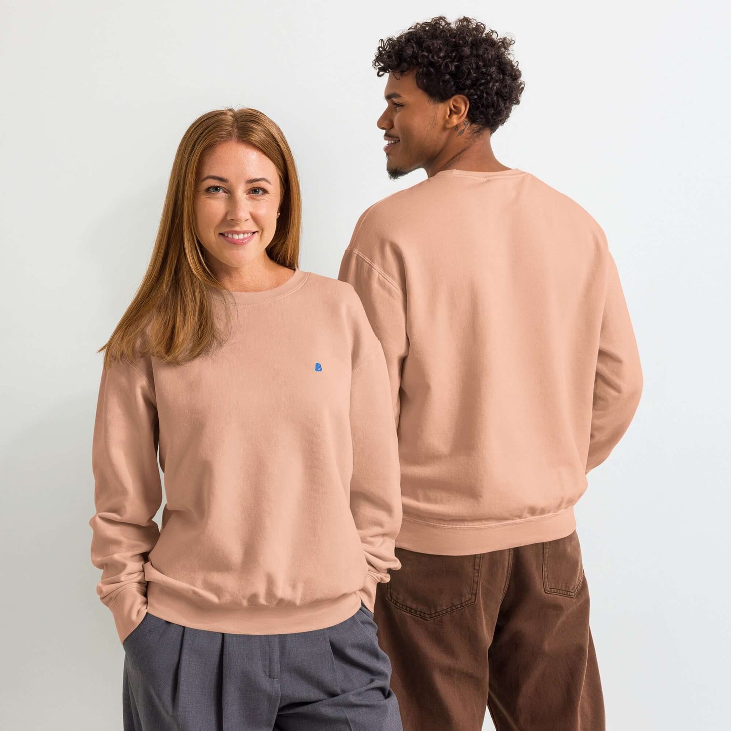 Leichter textilgefärbter Unisex-Fleece-Pullover mit Rundhalsausschnitt, Modellierte Ansichten eines Vintage-Looks.