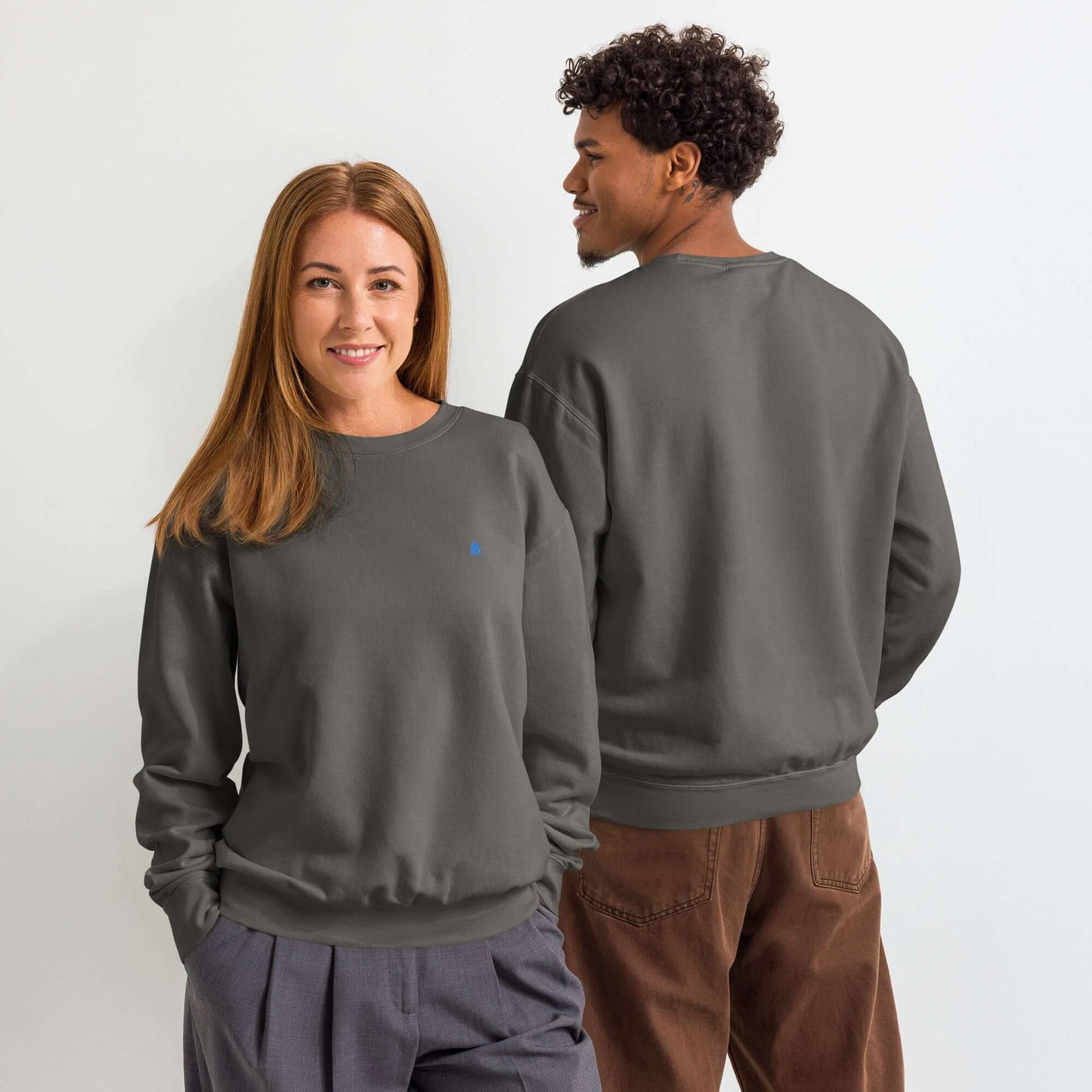 Leichter textilgefärbter Unisex-Fleece-Pullover mit Rundhalsausschnitt, Vorder- und Rückansicht, modelliert von zwei Personen