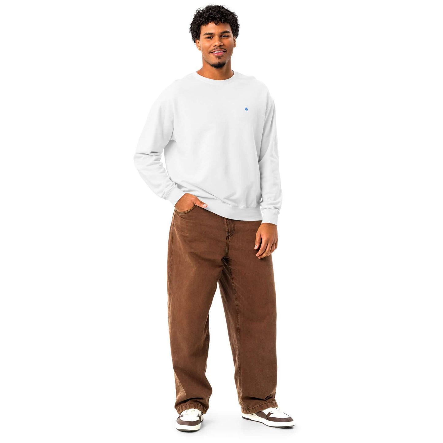 Leichter textilgefärbter Unisex-Fleece-Pullover mit Rundhalsausschnitt in Weiß getragen von einem Mann vor weißem Hintergrund.