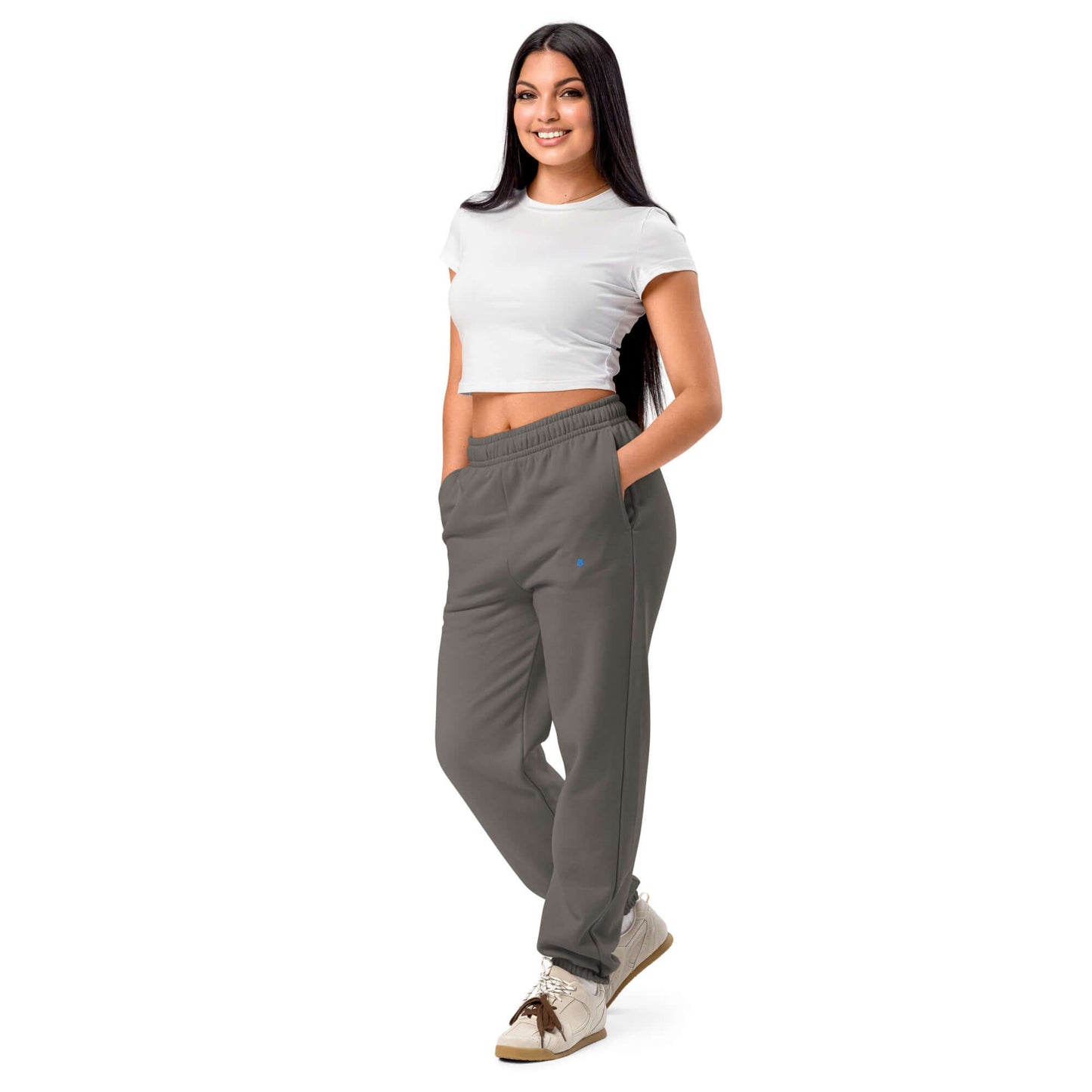 Model wearing Schwere Jogginghose, 90s style with thick fleece and roomy street fit, deep side pockets, elastic cuffs, cotton-poly blend.