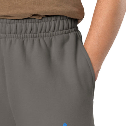 Schwere Jogginghose with deep side pockets, street-style fit, thick fleece, and elastic waistband, ideal for all-day comfort.