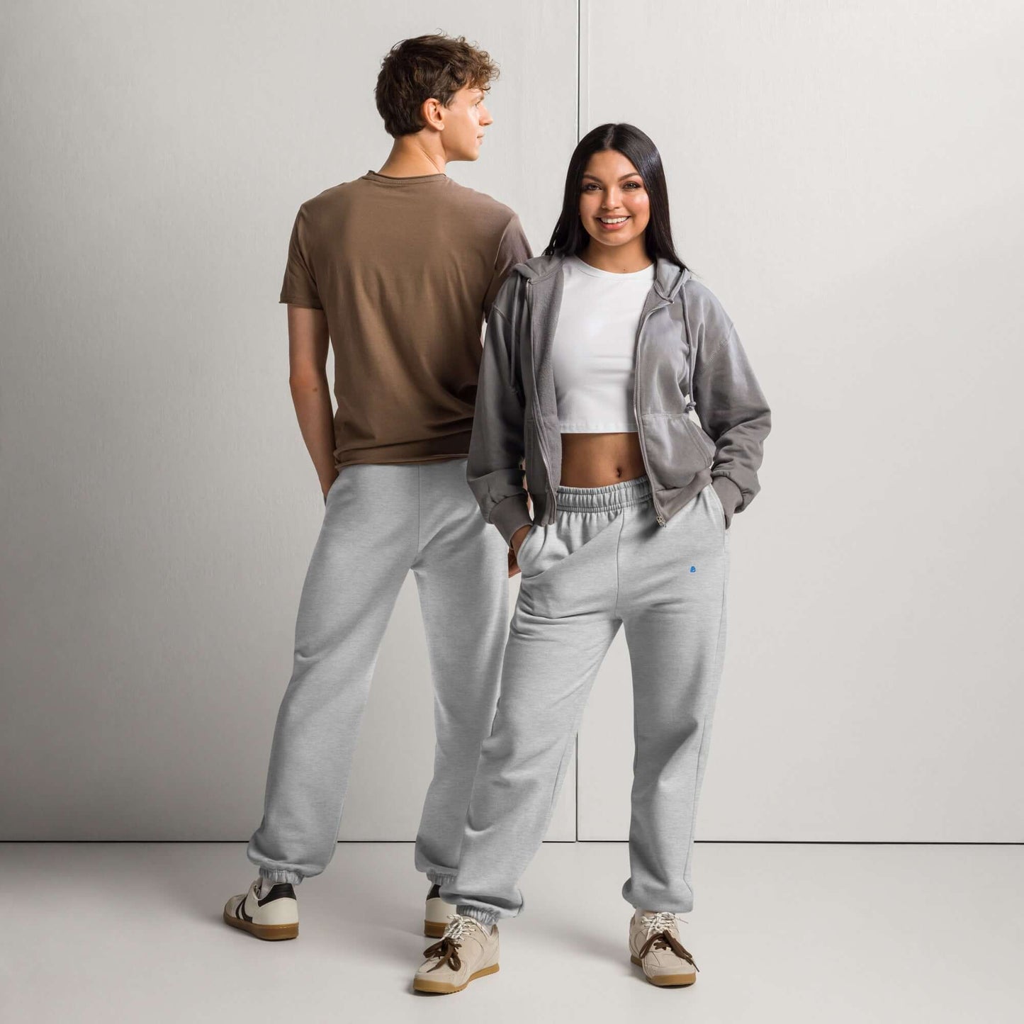 Schwere Jogginghose im 90er-Jahre-Stil mit dickem Fleece und geräumiger Passform, getragen von zwei Personen, ideal für den Street-Look.