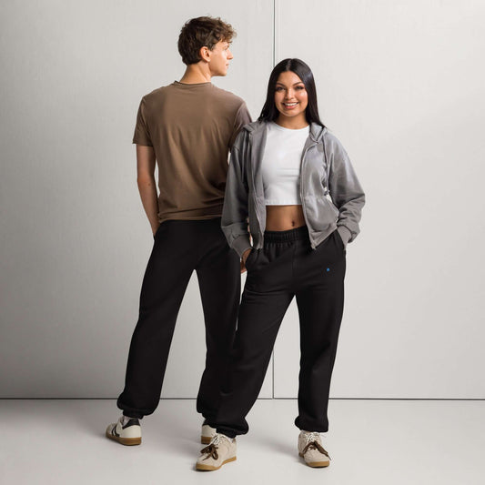 Models wearing Schwere Jogginghose with 90s style, thick fleece, and street fit for all-day comfort.