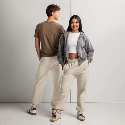 Models wearing Schwere Jogginghose showcasing 90s style with thick fleece and spacious fit, featuring brushed fleece interior and deep side pockets.