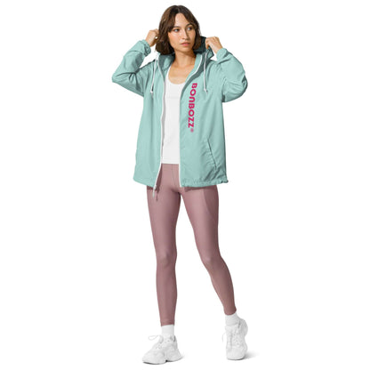 Model wearing Leichter Unisex-Windbreaker mit Reißverschluss, showcasing its lightweight, water-repellent design for outdoor adventures.