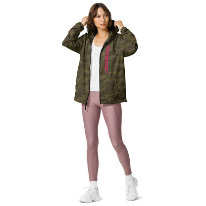 Leichter Unisex-Windbreaker mit Reißverschluss in camo Muster, getragen von einer Person, ideal für Outdoor-Abenteuer und wetterfesten Schutz.