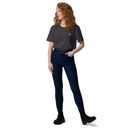 Person wearing Unisex-Bio-Baumwoll-T-Shirt N°2, made of 100% organic cotton, featuring a comfortable and eco-friendly design.