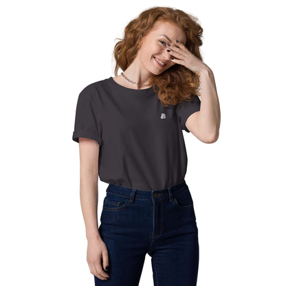 Model wearing Unisex-Bio-Baumwoll-T-Shirt N°2 in dark color, made from 100% organic cotton, showcasing eco-friendly casual fashion.