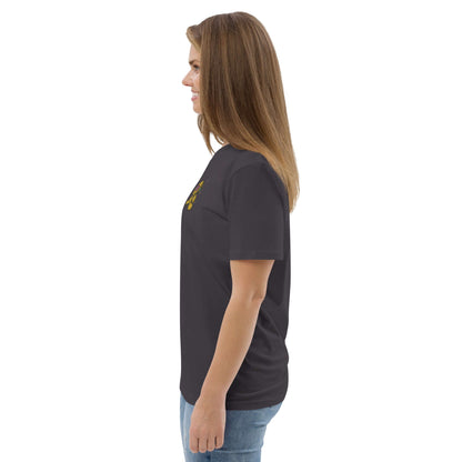 Side view of a woman wearing a Unisex-Bio-Baumwoll-T-Shirt N°1 made from 100% organic cotton, showcasing its medium-fit design.