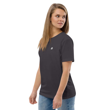 Model wearing a Unisex-Bio-Baumwoll-T-Shirt N°2, made from 100% organic cotton, in black, showcasing sustainable fashion.