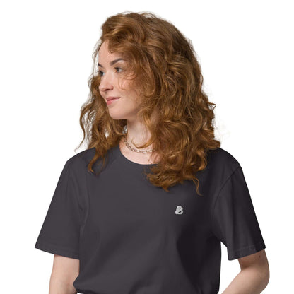 Model wearing Unisex-Bio-Baumwoll-T-Shirt N°2, made from 100% organic cotton, showcasing eco-friendly fashion.