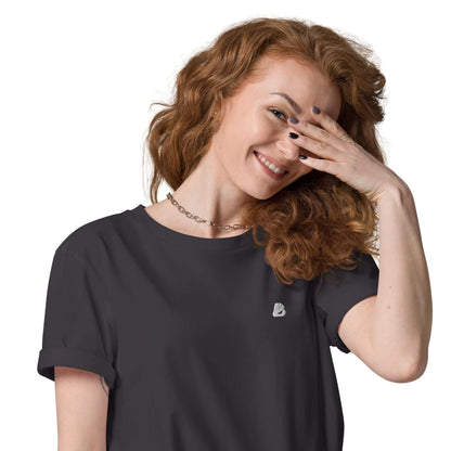 Woman wearing Unisex-Bio-Baumwoll-T-Shirt N°2 in black, showing eco-friendly comfort and style