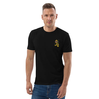 Man wearing Unisex-Bio-Baumwoll-T-Shirt N°1 in black, made from 100% organic cotton, standing against a plain background.