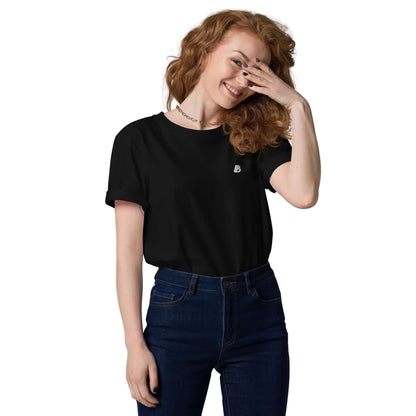 Woman wearing the Unisex-Bio-Baumwoll-T-Shirt N°2 in black, made from 100% organic cotton, showcasing eco-friendly fashion.