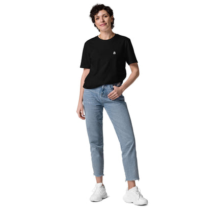 Person wearing Unisex-Bio-Baumwoll-T-Shirt N°2 in black, showcasing eco-friendly and comfortable design with jeans and sneakers.