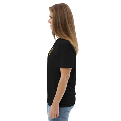 Profile view of person wearing Unisex-Bio-Baumwoll-T-Shirt N°1 in black, made from 100% organic cotton, showcasing comfort and eco-friendliness.