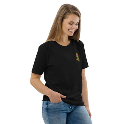 Model wearing Unisex-Bio-Baumwoll-T-Shirt N°1 in black, made from 100% organic cotton, showcasing comfort and eco-friendliness.