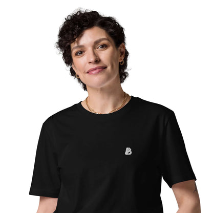 Unisex-Bio-Baumwoll-T-Shirt N°2, woman wearing a black eco-friendly cotton tee, comfortable fit, ring-spun organic fabric.