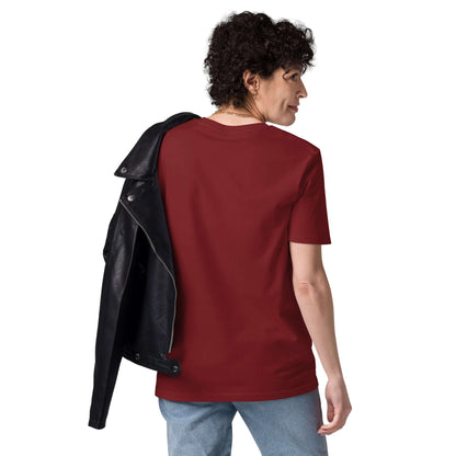 Person wearing Unisex-Bio-Baumwoll-T-Shirt N°2 in red, holding black leather jacket, showcasing eco-friendly fashion.