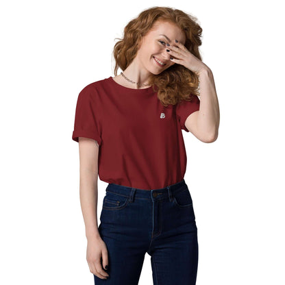 Model wearing Unisex-Bio-Baumwoll-T-Shirt N°2 in red, made from 100% organic cotton, showing sustainable and comfortable fashion.