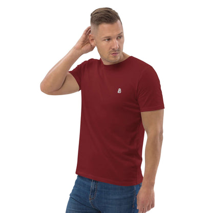Unisex-Bio-Baumwoll-T-Shirt N°2 in rot, aus 100 % Bio-Baumwolle, getragen von Mann vor weißem Hintergrund, betont Nachhaltigkeit und Komfort