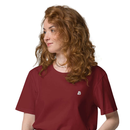 Person wearing the Unisex-Bio-Baumwoll-T-Shirt N°2 in red, made from 100% ring-spun organic cotton, showcasing sustainable clothing.