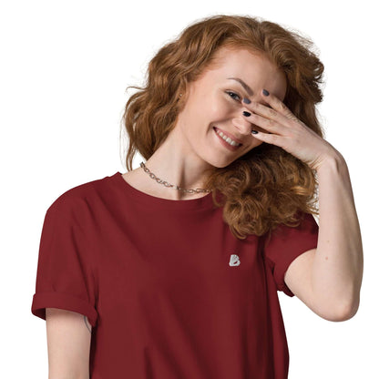 Smiling person wearing a red Unisex-Bio-Baumwoll-T-Shirt N°2 made from 100% organic cotton.