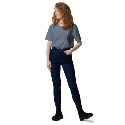 Person wearing Unisex-Bio-Baumwoll-T-Shirt N°2, made of 100% organic cotton, showcasing comfortable fit and eco-friendly style.