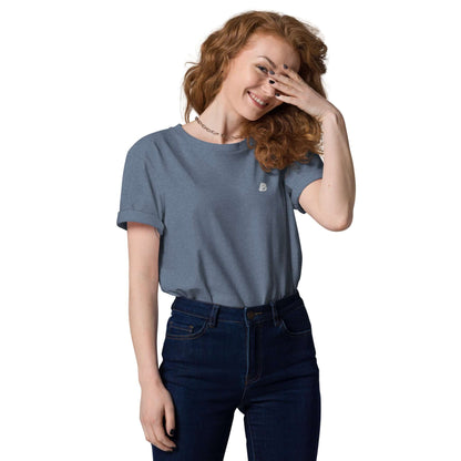 Woman wearing Unisex-Bio-Baumwoll-T-Shirt N°2 in blue, made from 100% organic ring-spun cotton for eco-friendly comfort and style.