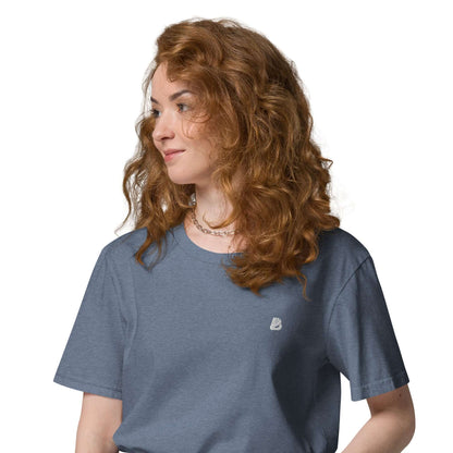 Person wearing Unisex-Bio-Baumwoll-T-Shirt N°2, made from 100% organic cotton, showcasing eco-friendly fashion.