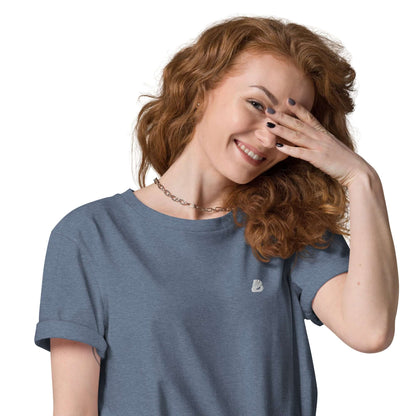 Woman wearing Unisex-Bio-Baumwoll-T-Shirt N°2, showcasing its eco-friendly design and comfort.