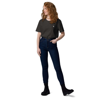 Model wearing Unisex-Bio-Baumwoll-T-Shirt N°2 showcasing casual fit and eco-friendly style