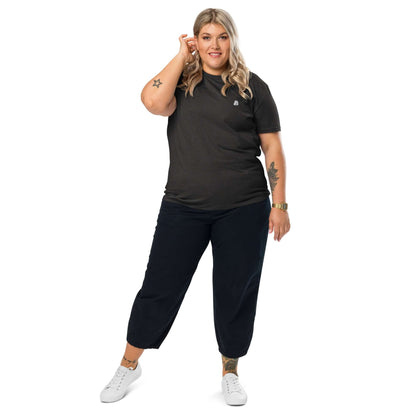 Woman wearing Unisex-Bio-Baumwoll-T-Shirt N°2 in black, showcasing eco-friendly fashion with comfortable fit and organic cotton material.