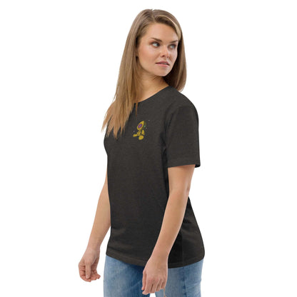 Woman wearing Unisex-Bio-Baumwoll-T-Shirt N°1 in black, made from 100% organic cotton, showcasing eco-friendly fashion.