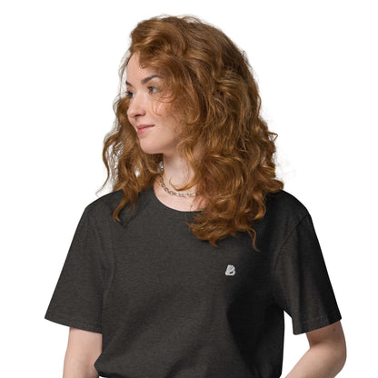Person wearing Unisex-Bio-Baumwoll-T-Shirt N°2 in dark color, made from 100% ring-spun organic cotton, showcasing eco-friendly fashion.