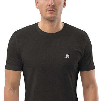 Unisex-Bio-Baumwoll-T-Shirt N°2 in dark color on model, showcasing eco-friendly design and premium comfort.