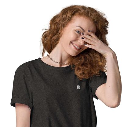 Model trägt Unisex-Bio-Baumwoll-T-Shirt N°2 in Schwarz, lässige und umweltfreundliche Mode aus 100% ringgesponnener Bio-Baumwolle.