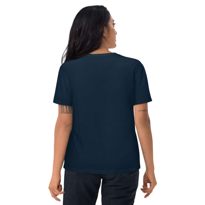Back view of a model wearing a navy Unisex-Bio-Baumwoll-T-Shirt N°1 made from 100% organic cotton, showcasing comfort and eco-friendliness.