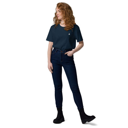 Model wearing Unisex-Bio-Baumwoll-T-Shirt N°2, made from 100% organic cotton, showcasing sustainable fashion with a comfortable fit.