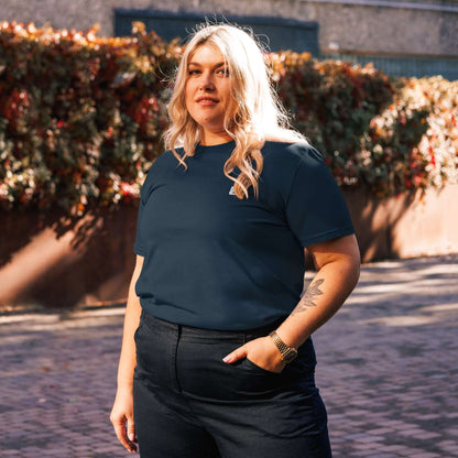 Person wearing Unisex-Bio-Baumwoll-T-Shirt N°2 in an outdoor setting.